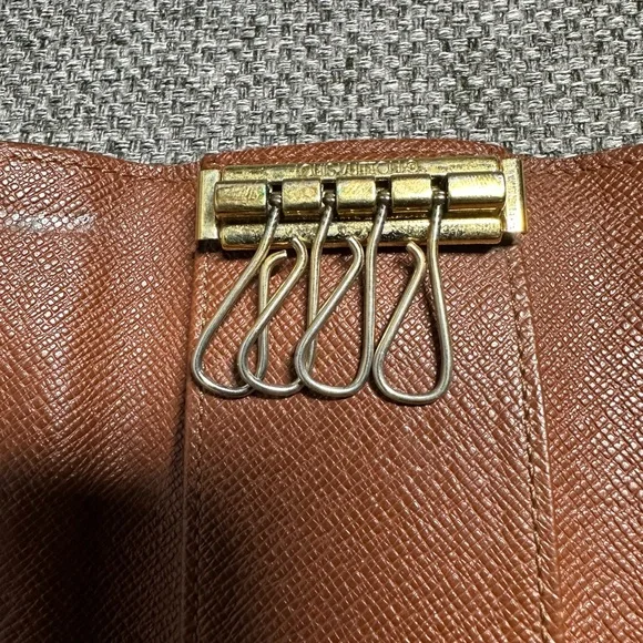 Authentic Louis Vuitton Monogram key holder - Picture 5 of 8